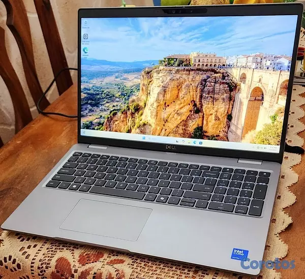 computadoras y laptops - Laptop DELL Latitude 5550 nueva y Barata 3