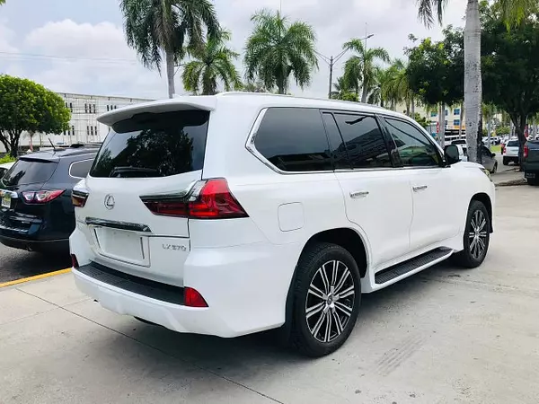 jeepetas y camionetas - LEXUS LX570  2019 3