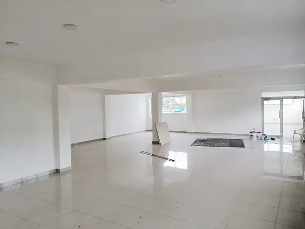 oficinas y locales comerciales - Local céntrico y amplio  3