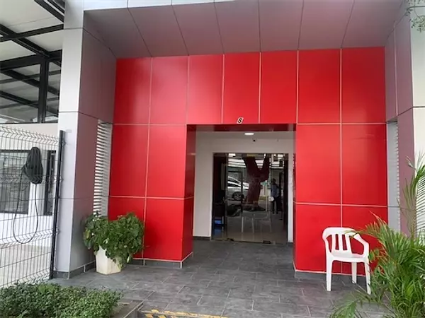 oficinas y locales comerciales - Local con amplio solar 4