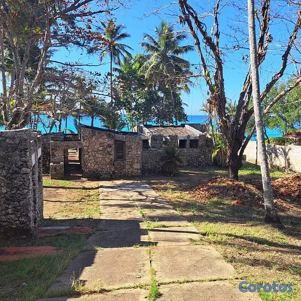 solares y terrenos - Vendo Terreno Boca Chica Zona Exclusiva Frente Al Mar
con Casa de 300 metros 
 7