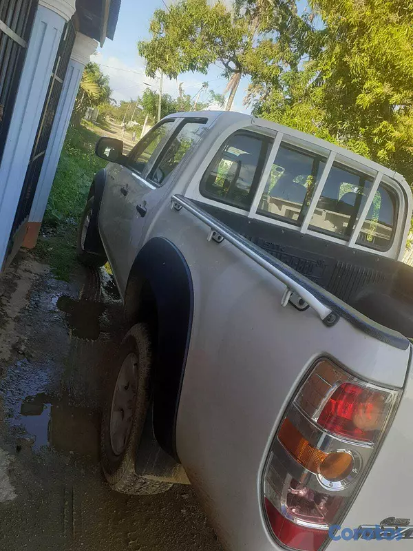 jeepetas y camionetas - Venta de camioneta diesel Magda BT50, año 2012. 4