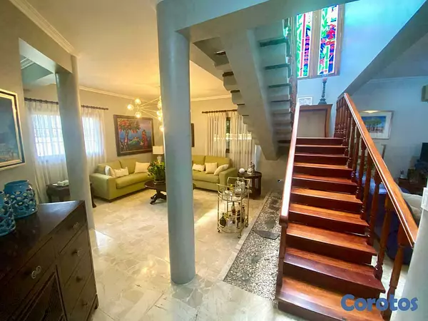 casas - Se vende amplia casa ubicada en la Castellana 6