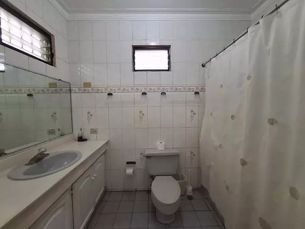 solares y terrenos - Venta de Local C. y Vivienda Zona Universitaria 10