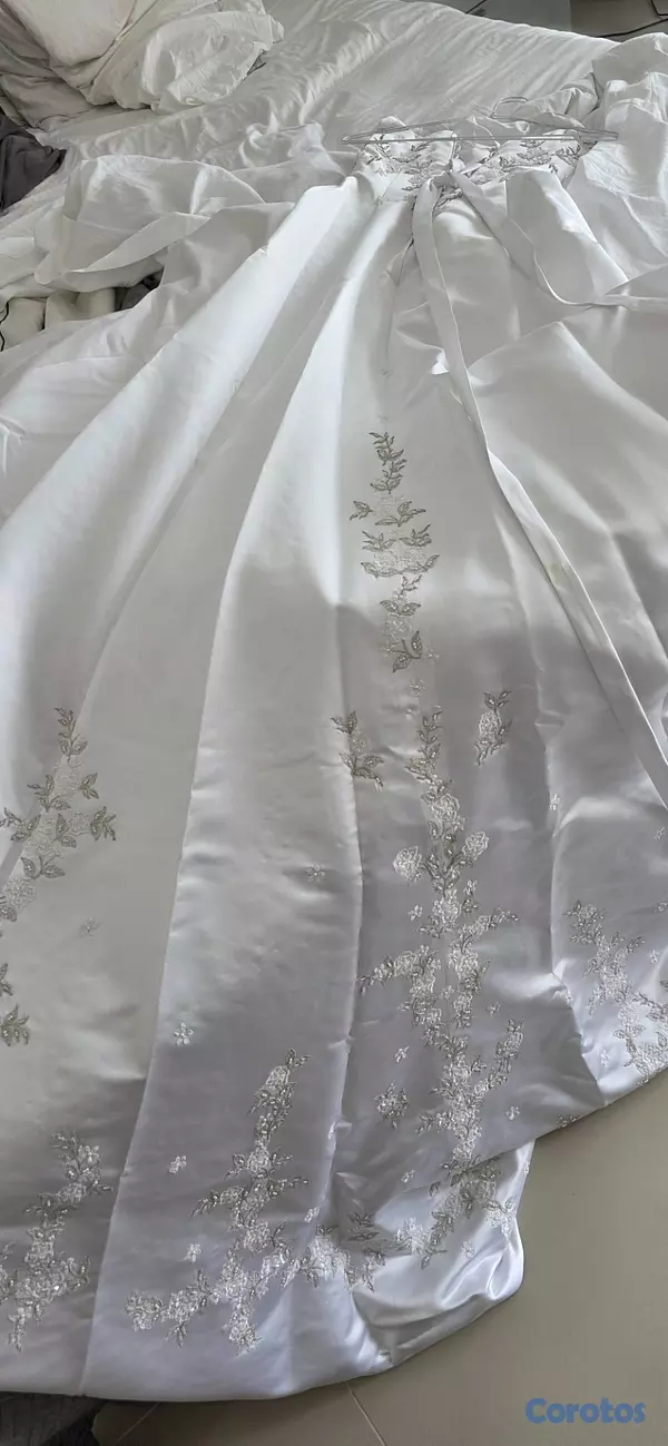 ropa para mujer - Vestido de Novia con cola 4