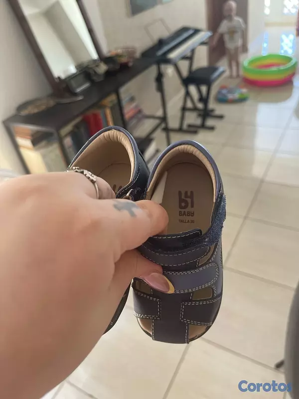 ropa y zapatos - vendo dos pares de zapatos y dos shorts de bebé  5
