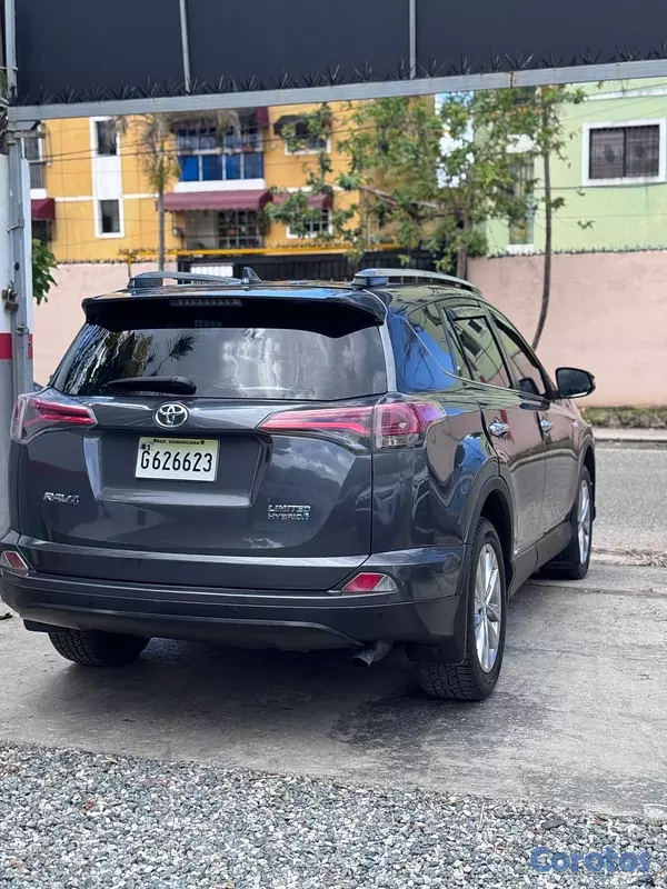 jeepetas y camionetas - Toyota RAV4 2017 hybrid limited 
(73,000 Millas). 3