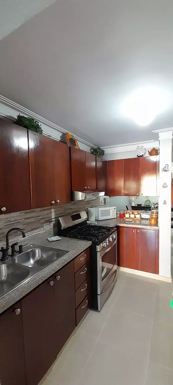 apartamentos - Apartamento 4to. Nivel con Terraza en Los Prados 4