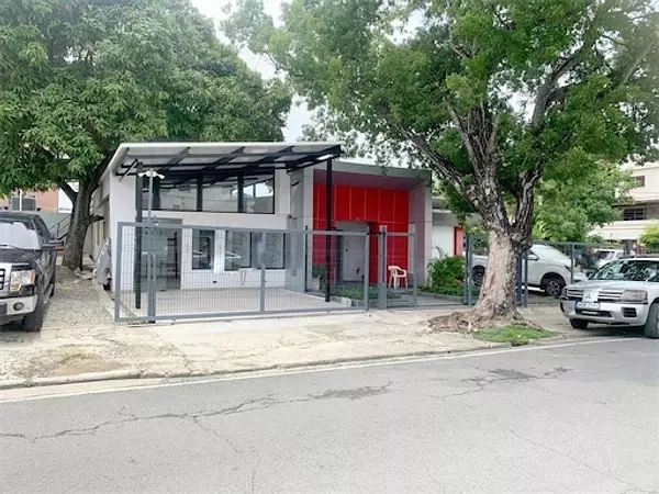 oficinas y locales comerciales - Local con amplio solar 6