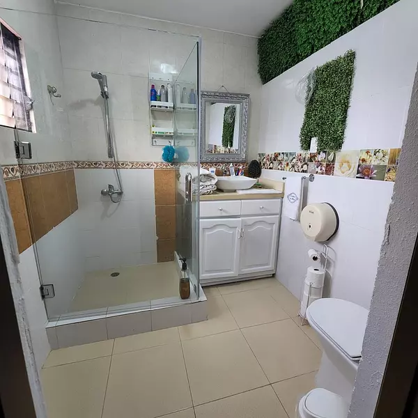 casas - SE VENDE HERMOSA CASA EN ALTOS DE ARROYO HONDO III, DOS NIVELES
395 m2  8