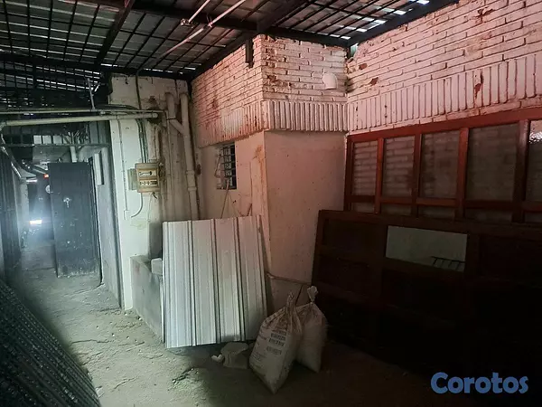oficinas y locales comerciales - 🔵Alquilo Local 200 mts 1er piso en Julieta 6