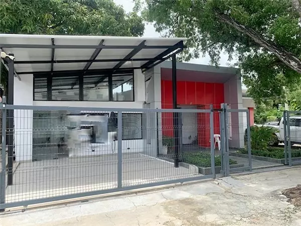 oficinas y locales comerciales - Local con amplio solar 7