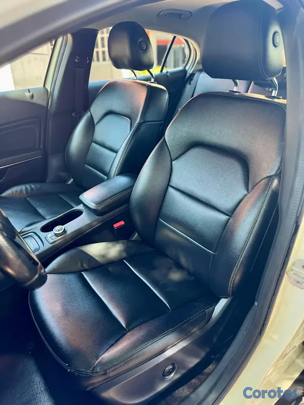 jeepetas y camionetas - MERCEDES BENZ GLA250 4MATIC  BLANCA 2015 4
