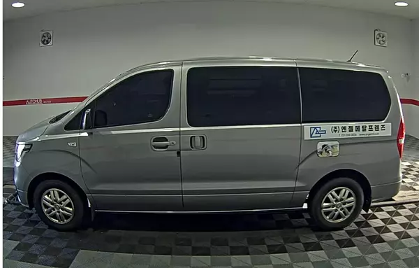 jeepetas y camionetas - HYUNDAI GRAND STAREX 2019 GRIS DIESEL 3