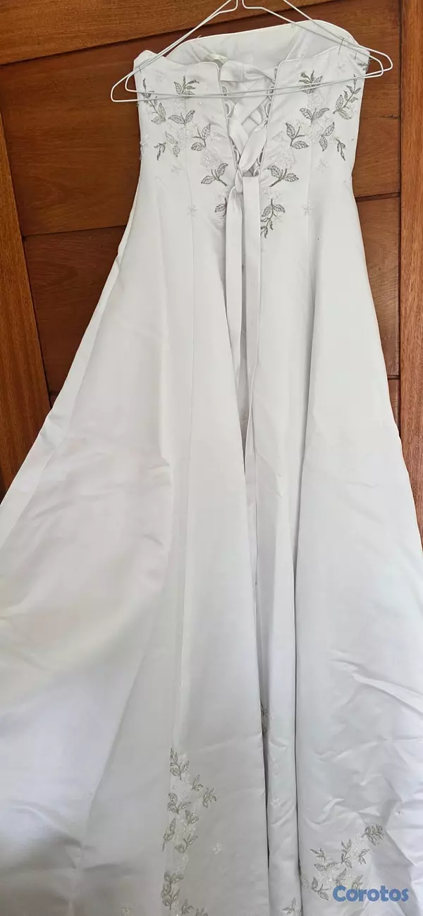 ropa para mujer - Vestido de Novia con cola 5