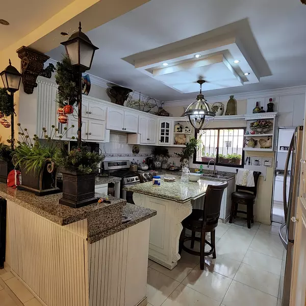 casas - SE VENDE HERMOSA CASA EN ALTOS DE ARROYO HONDO III, DOS NIVELES
395 m2  9