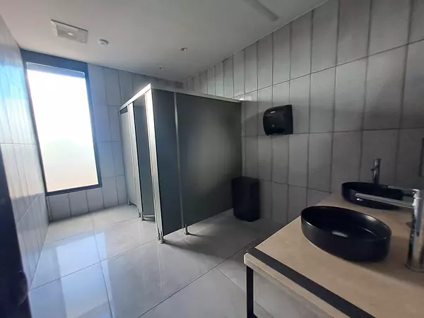 oficinas y locales comerciales - Alquilo Local  4to piso 86 mts en los prados  8