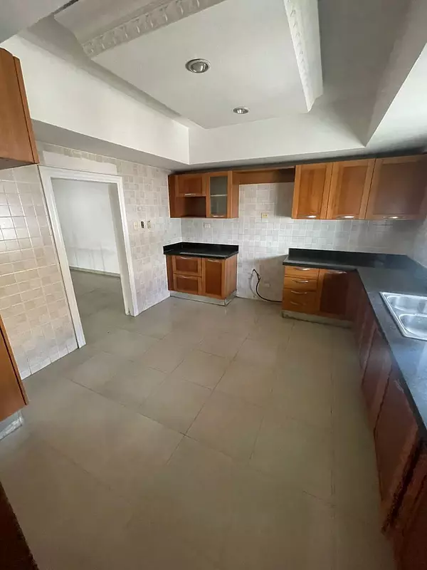 apartamentos - Se alquila apartamento clásico vacío en Evaristo Morales 6