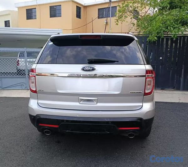 jeepetas y camionetas - Ford Explorer 2014 XLT – 3 Filas, asientos en piel 3