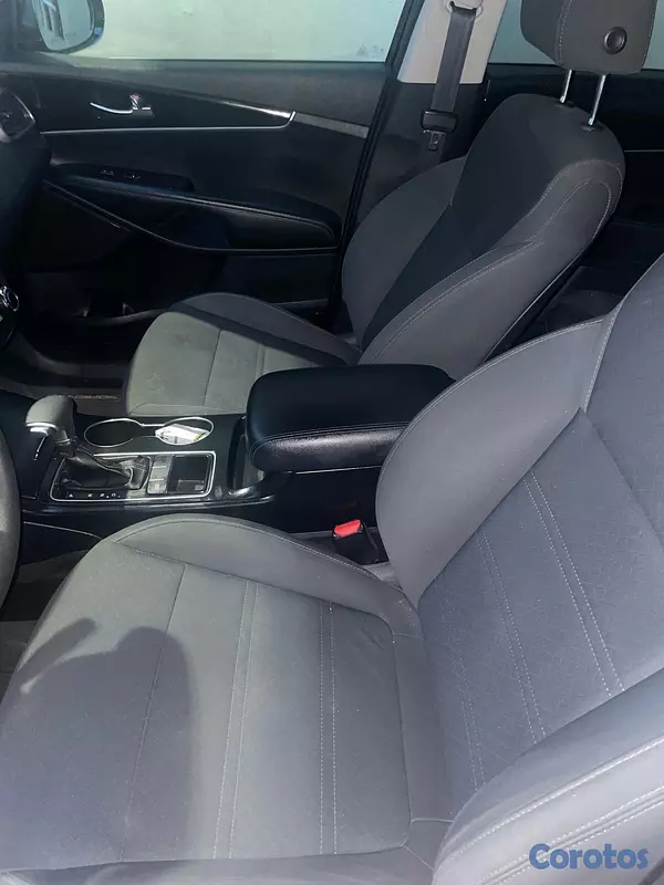 jeepetas y camionetas - Kia Sorento 2020 LX en excelente estado 5