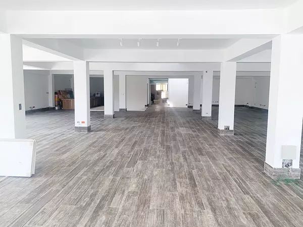 oficinas y locales comerciales - local en Evaristo morales 2
