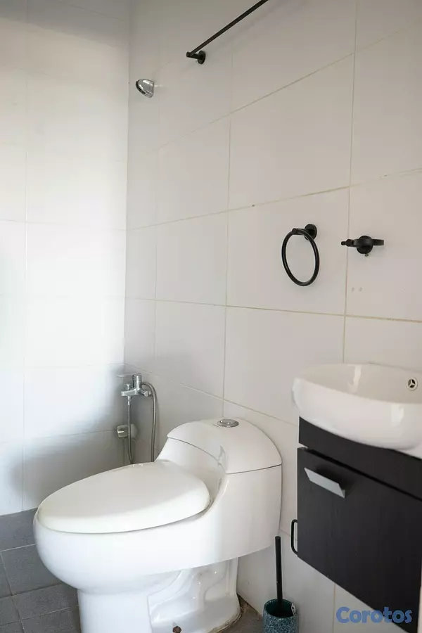 oficinas y locales comerciales - Oficina con baño privado y Luz incluida Frente a P 5