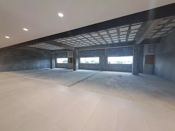 oficinas y locales comerciales - Alquilo Local  4to piso 86 mts en los prados  9
