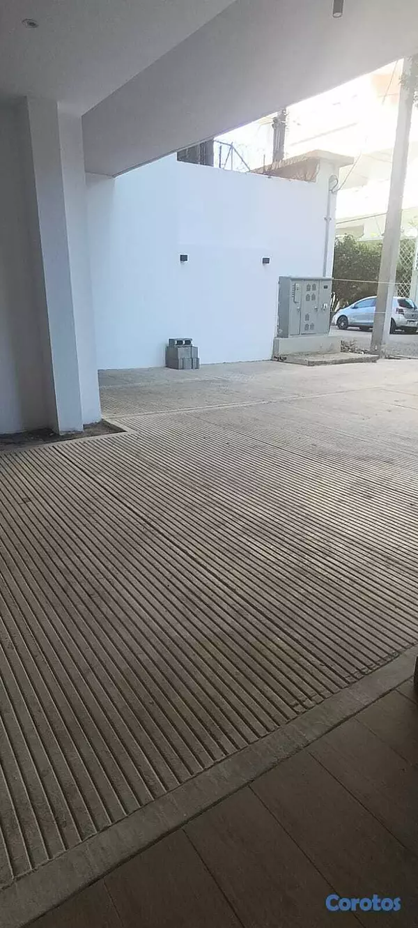 oficinas y locales comerciales - La Julia, Local 122mts en primer nivel con terraza 2