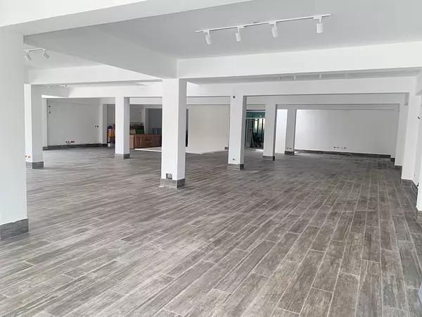 oficinas y locales comerciales - local en Evaristo morales 4