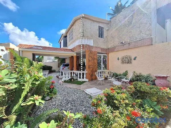 casas - Casa de 5 habitaciones 8 baños en venta en Colinas 11