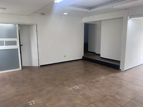oficinas y locales comerciales - Local céntrico en Evaristo morales  3