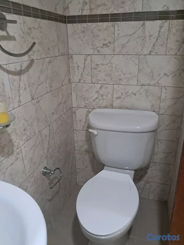 habitaciones y viviendas compartidas - Alquilo habitación solo damas
cerca de Agora Mall y el Metro , solo damas

 4