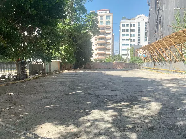 solares y terrenos - Solar en Ens Naco en zona exclusiva 2