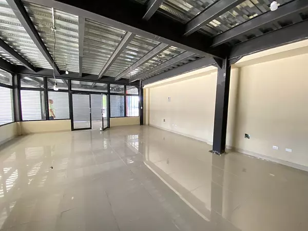 oficinas y locales comerciales - Local 339 Mts 3 niveles Av. San Martin   8