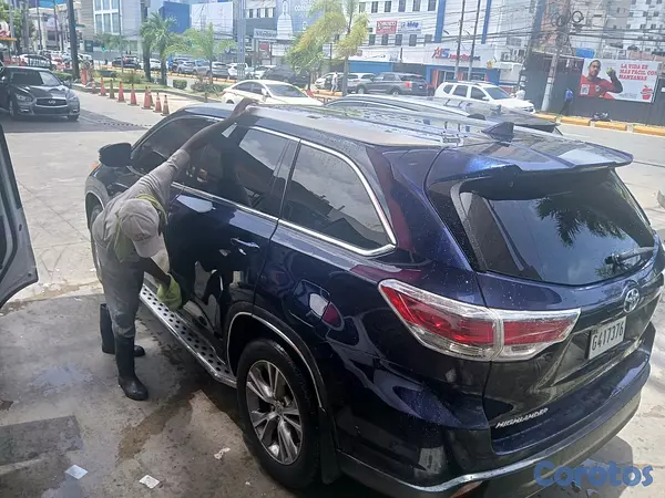 jeepetas y camionetas - DUEÑO VENDE TOYOTA  HIGHLANDER. COMO NUEVA. SOLO UN DUEÑO.  MUY POCO USO.   7