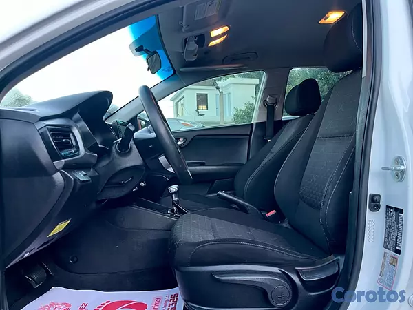 carros - kia Rio 2020 8