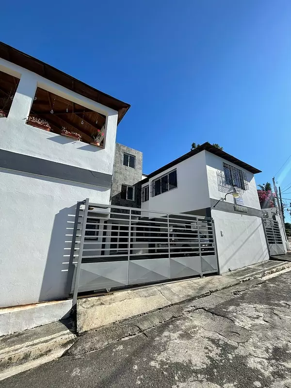 apartamentos - VENDO Apartamento de 3 niveles en el Residencial 
Don Bolivar de 250mts
 1