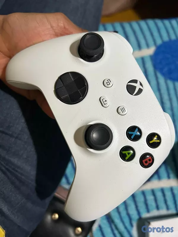 consolas y videojuegos - Solo tiene meses en uso, está como nuevo  3