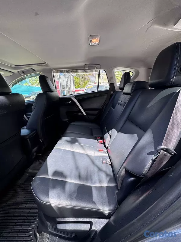 jeepetas y camionetas - Toyota RAV4 2017 hybrid limited 
(73,000 Millas). 4