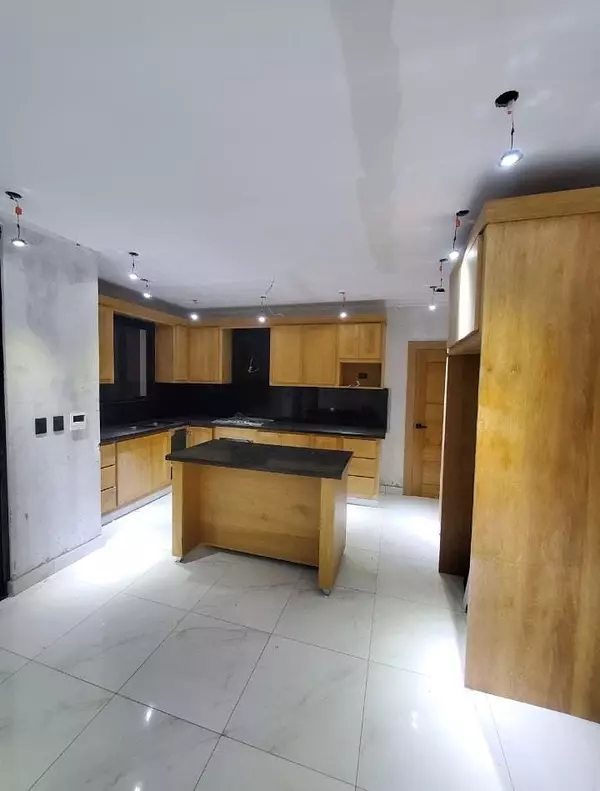 apartamentos - Se Vende Confortable Casa en Ave. 27 de Febrero 4