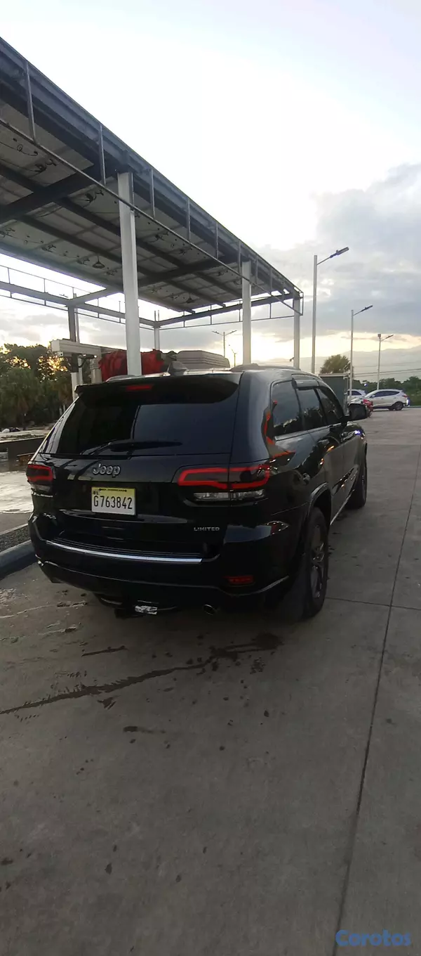 jeepetas y camionetas - JEEP GRAND CHEROKEE FULL. PANORÁMICA AÑO 2018 LIMITED 4X4.

-  5