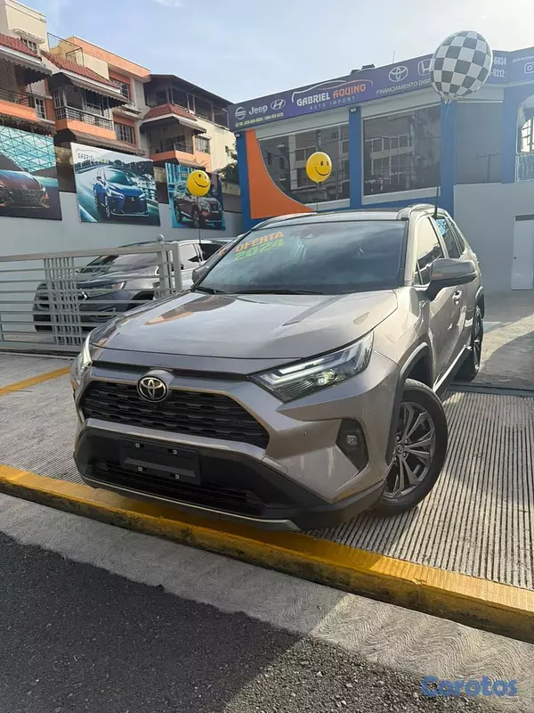 jeepetas y camionetas - Toyota Rav4 XLE 2024 6