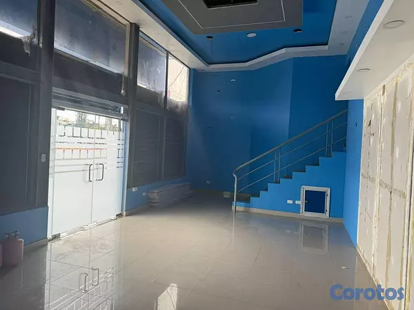 oficinas y locales comerciales - Local Comercial de 350mt2 metros en alquiler en El 4