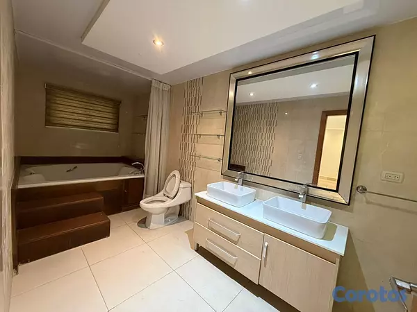 apartamentos - Amplio apartamento en alquiler en Evaristo morales 12