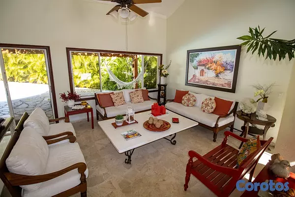 casas vacacionales y villas - Espaciosa villa de estilo clásico distribuida en dos niveles. 8