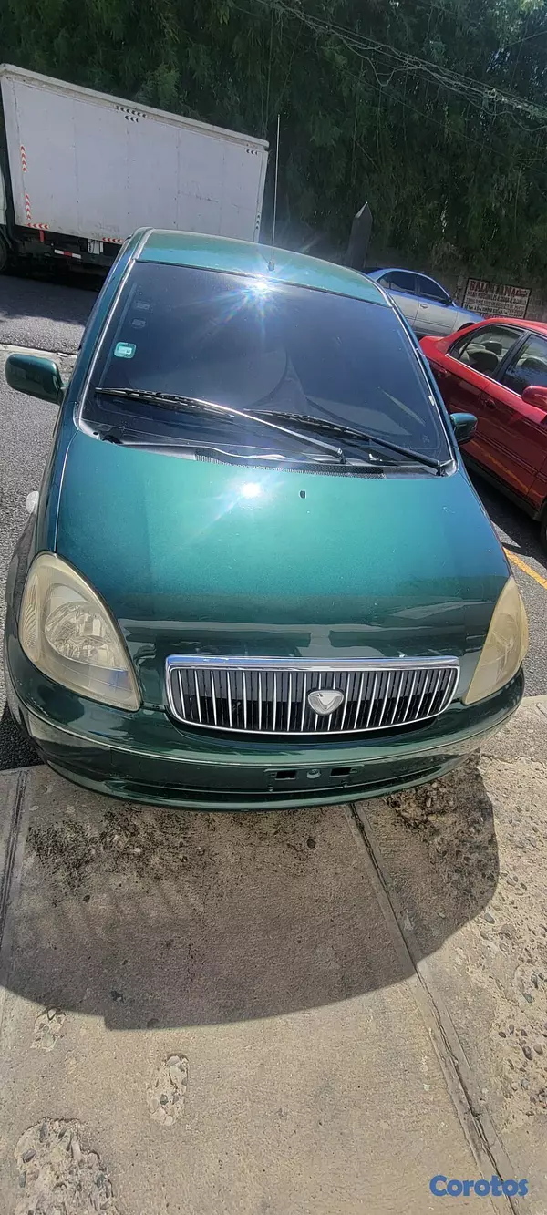 carros - Toyota Vitz 2002 – Económico y confiable 3