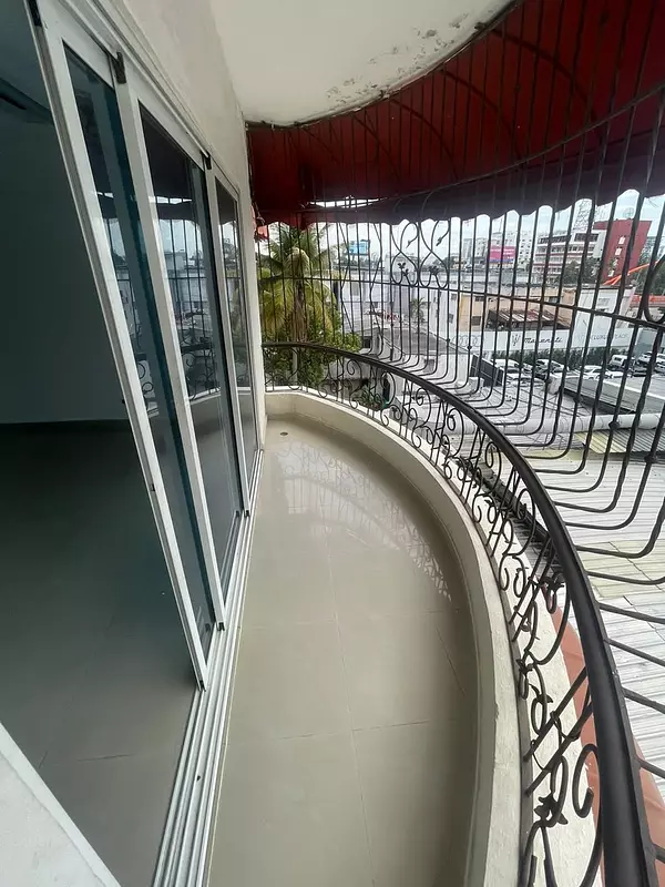 apartamentos - Se alquila apartamento clásico vacío en Evaristo Morales 3