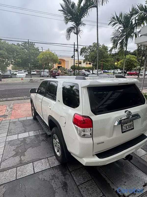 jeepetas y camionetas - Vendo Toyota 4 Runner SR5 2013 Excelentes Condicio 1