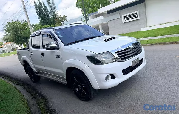 jeepetas y camionetas - Toyota hilux 2013 3