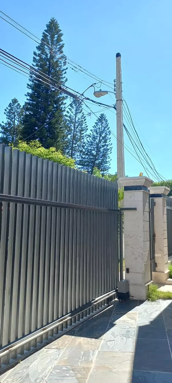 casas - Amplia y Lujosa Casa de 3 Niveles en Reparto Manhattan 4